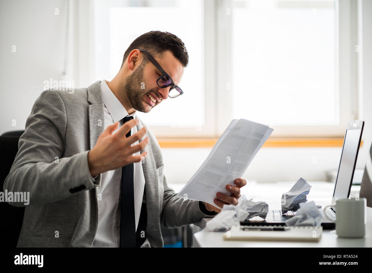 Giovane imprenditore è arrabbiati e frustrati. Foto Stock