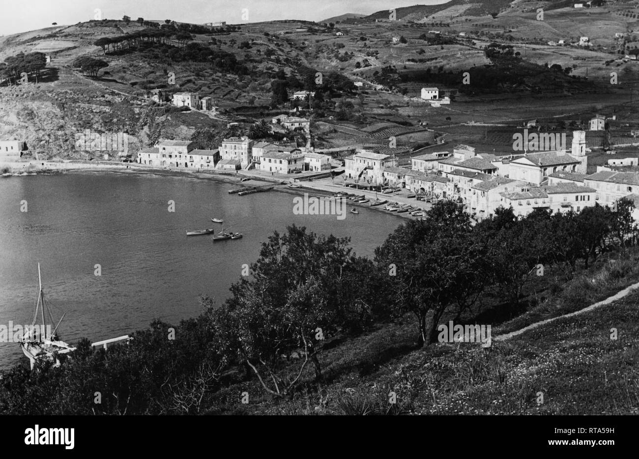 Panorama, porto azzurro, Isola d'Elba, Toscana, Italia 1957 Foto Stock