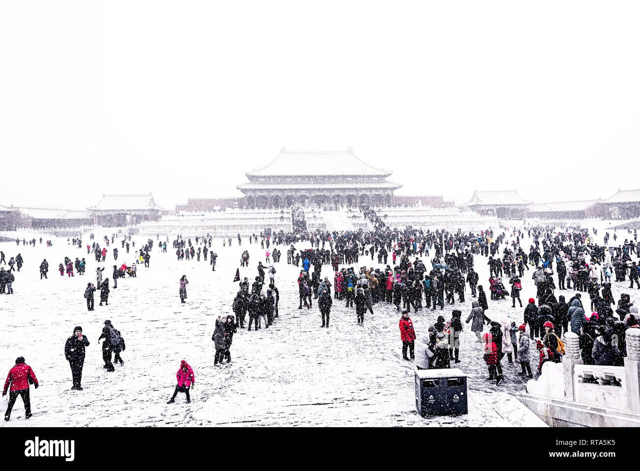 Pechino,China-Februaru 12, 2019: folla di turisti in piazza di Città Proibita godetevi il raro nevicava Foto Stock Pechino,China-Februaru 12, 2019: folla di turisti in piazza di Città Proibita godetevi il raro nevicava Foto Stock