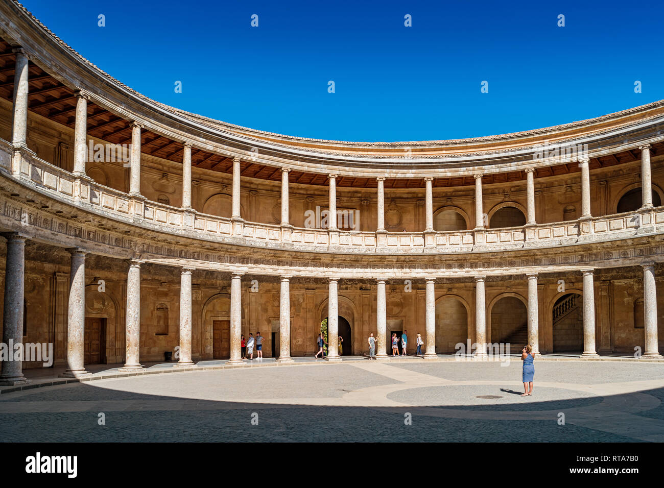 Il turista a godere il palazzo di Carlo V nell'Alhambra di Granada, Spagna in una giornata di sole. Foto Stock Il turista a godere il palazzo di Carlo V nell'Alhambra di Granada, Spagna in una giornata di sole. Foto Stock