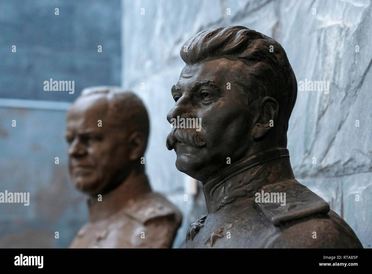 Il busto di Stalin e del generale dell'Armata Rossa sovietica Georgy Konstantinovich Zhukov esposto al Museo bielorusso della grande Guerra Patriottica nella città di Minsk, capitale della Bielorussia Foto Stock