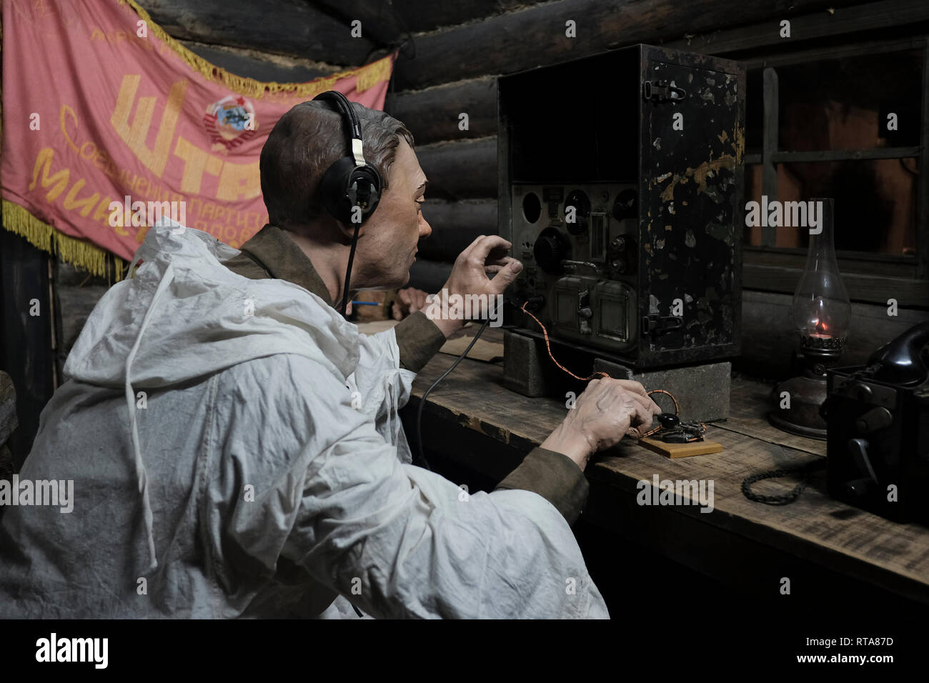 Installazione raffigurante la sede di comunicazione dei partigiani nella regione di Minsk durante la seconda guerra mondiale esposta al Museo della Grande Guerra Patriottica bielorussa nella città di Minsk, capitale della Bielorussia Foto Stock