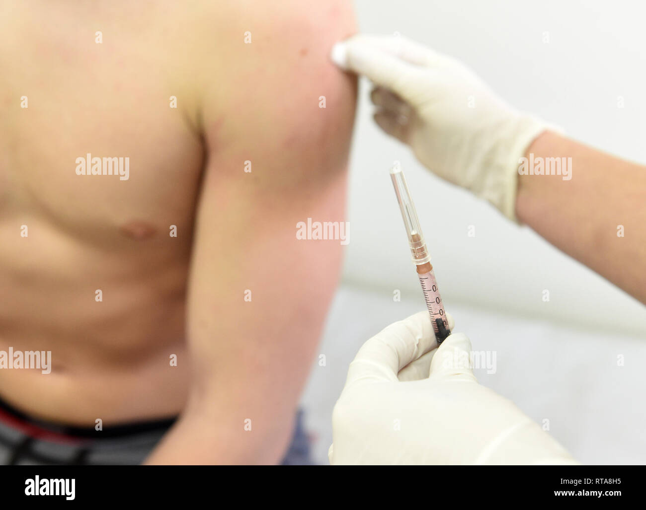 Infermiere somministra un vaccino per un adolescente. la vaccinazione, epidemia, salute. Foto Stock