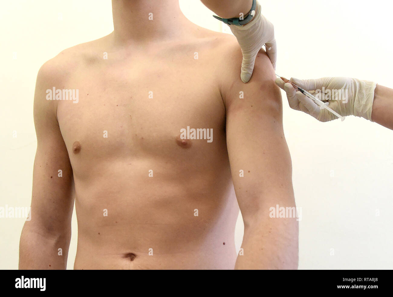 Infermiere somministra un vaccino per un adolescente. la vaccinazione, epidemia, salute. Foto Stock