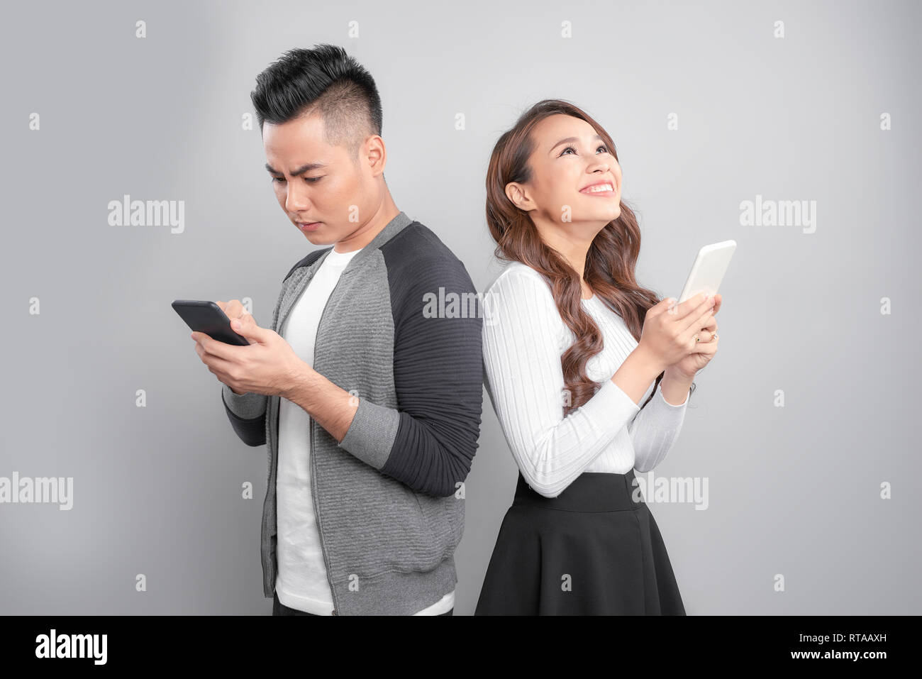 Triste disputa donna uomo cerca nel telefono Foto stock - Alamy