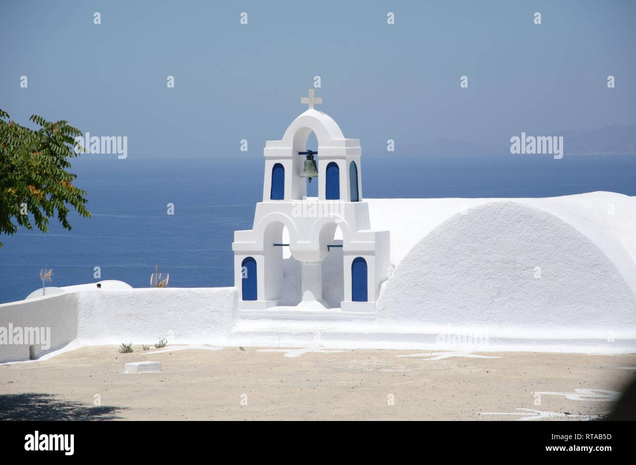 La Chiesa di fronte ad una piccola collina in Santorini Foto Stock