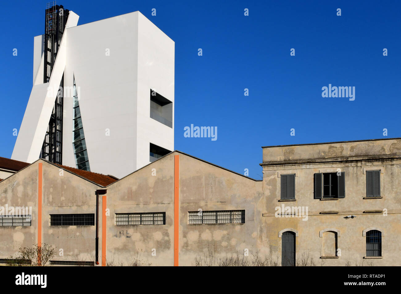 La Fondazione Prada complesso visto dal nuovo Adriano Olivetti square, in simbiosi distretto. Sulla sinistra, il nuovo edificio a torre può essere visto Foto Stock