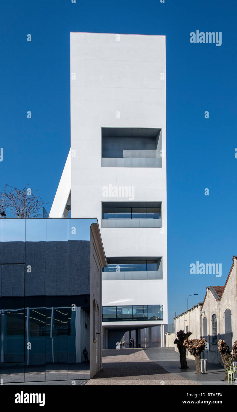 La Torre edificio della Fondazione Prada, Milano, Italia. Aperto nel 2018, la sua architettura contemporanea è stato progettato da Rem Koohaas / OMA Foto Stock