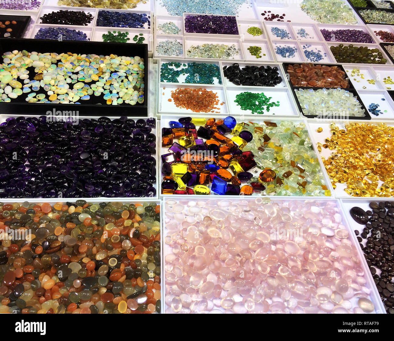 Belle pietre su italian mineral show, Bologna Foto stock - Alamy