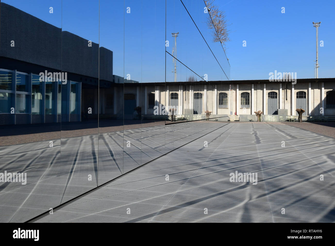 Specchi e riflessioni in uno dei cortili della Fondazione Prada, Milano, Italia Foto Stock