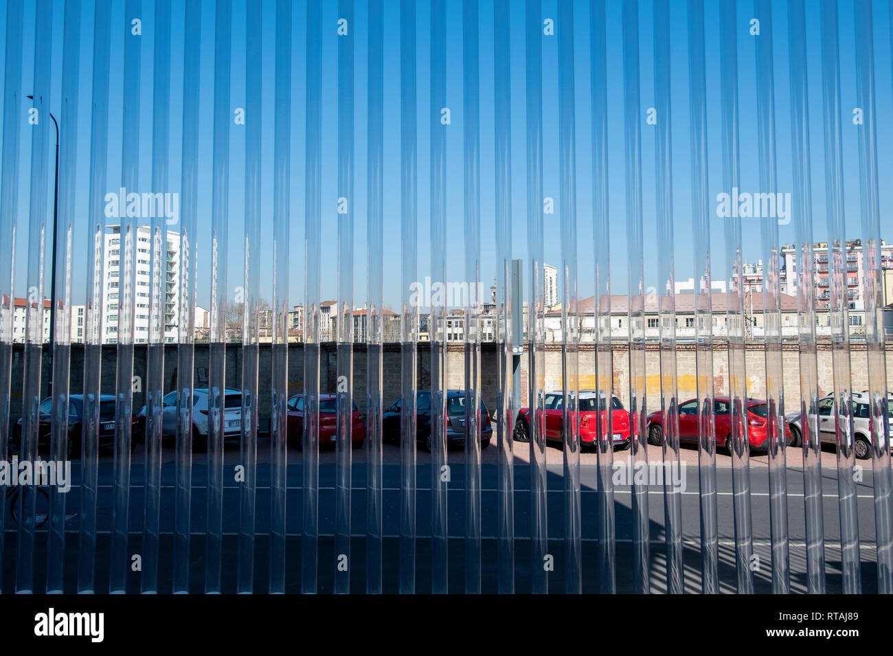 La città di Milano vista dall'ingresso della nuova torre edificio entro la Fondazione Prada complesso culturale, Milano, Italia Foto Stock