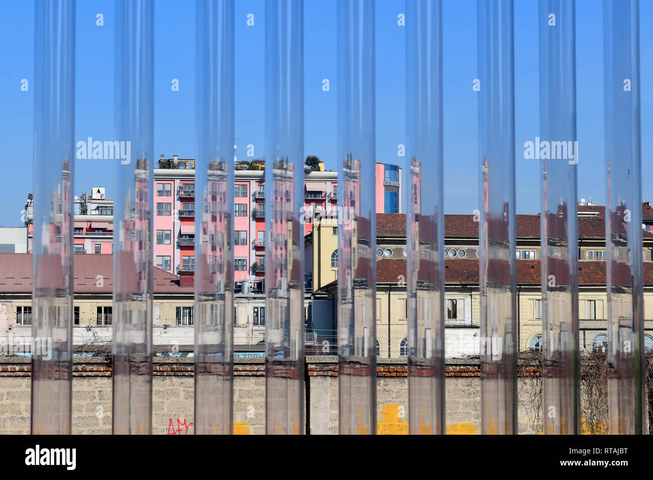 La città di Milano vista dall'ingresso della nuova torre edificio entro la Fondazione Prada complesso culturale, Milano, Italia Foto Stock