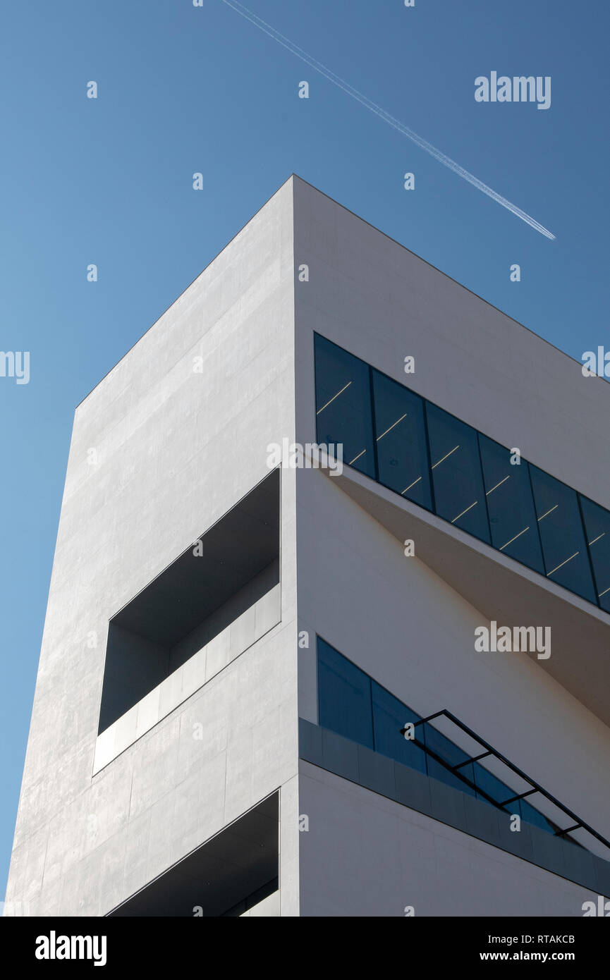 La Torre edificio della Fondazione Prada, Milano, Italia. Aperto nel 2018, la sua architettura contemporanea è stato progettato da Rem Koohaas / OMA Foto Stock