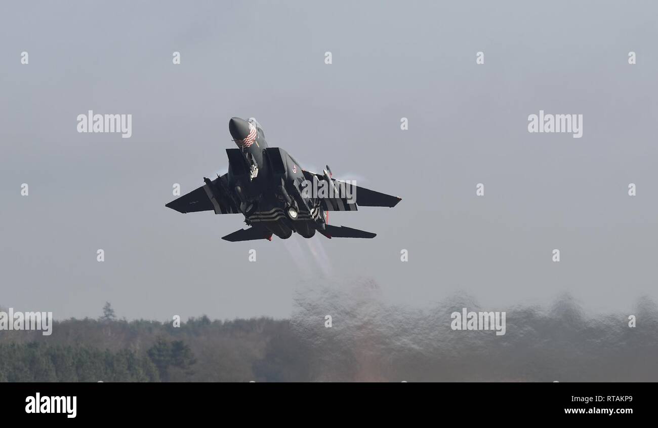 Un F-15E Strike Eagle assegnato all'492nd Fighter Squadron decolla a Royal Air Force Lakenheath, Inghilterra gennaio 6. Il velivolo è dipinto in schema colori di un P-47 Thunderbolt, il primario aeromobili utilizzati dall'ala durante il suo servizio nella II Guerra Mondiale. Foto Stock