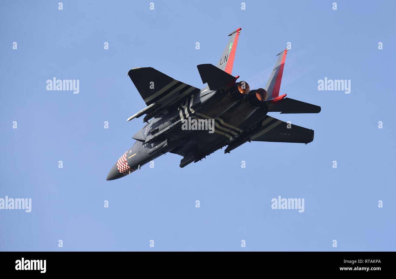 Un F-15E Strike Eagle assegnato all'492nd Fighter Squadron decolla a Royal Air Force Lakenheath, Inghilterra gennaio 6. Il velivolo è dipinto in schema colori di un P-47 Thunderbolt, il primario aeromobili utilizzati dall'ala durante il suo servizio nella II Guerra Mondiale. Foto Stock