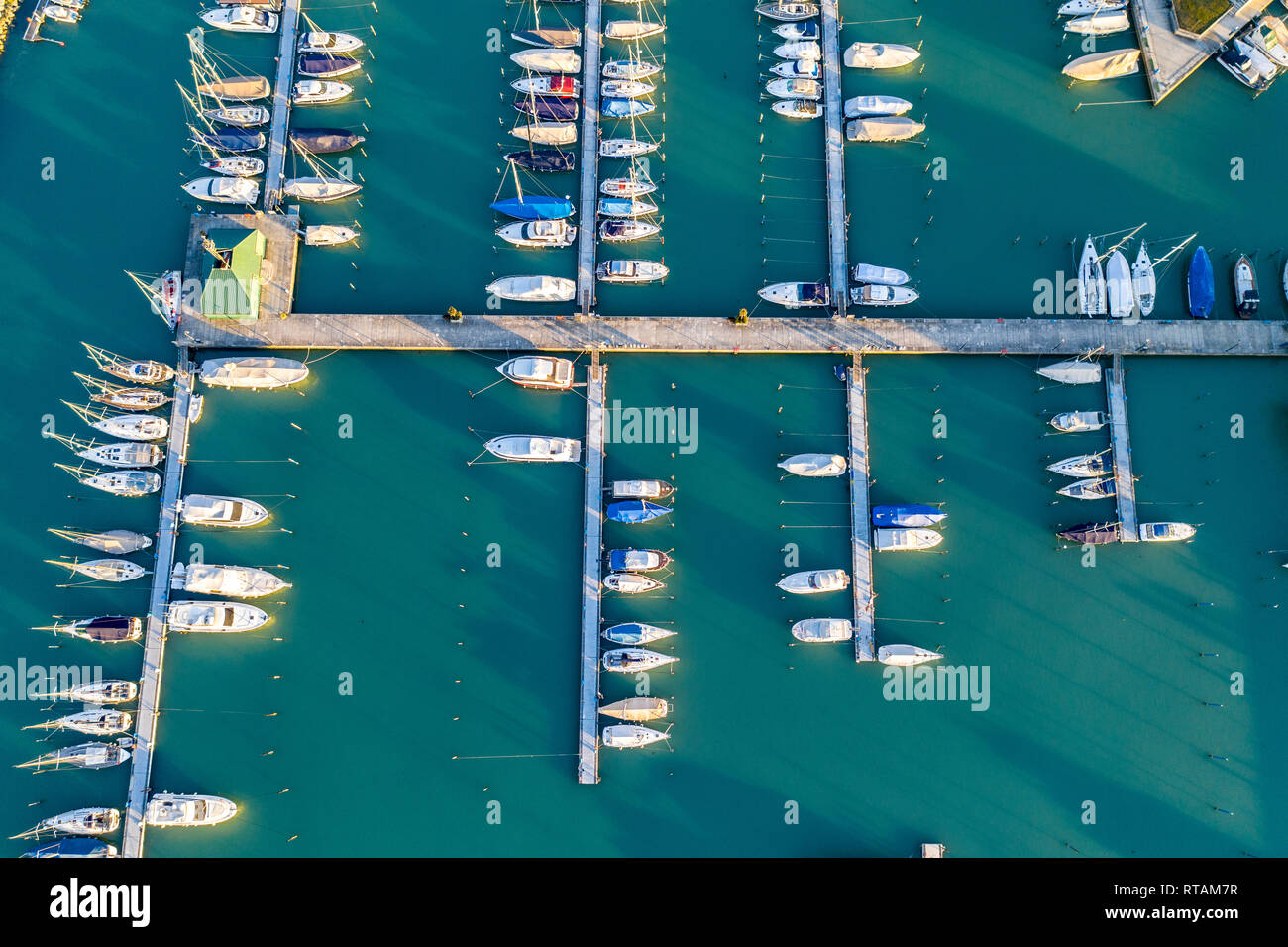 Lignano Sabbiadoro porto naturale con acqua verde. foto geometriche realizzate con un drone. Foto Stock