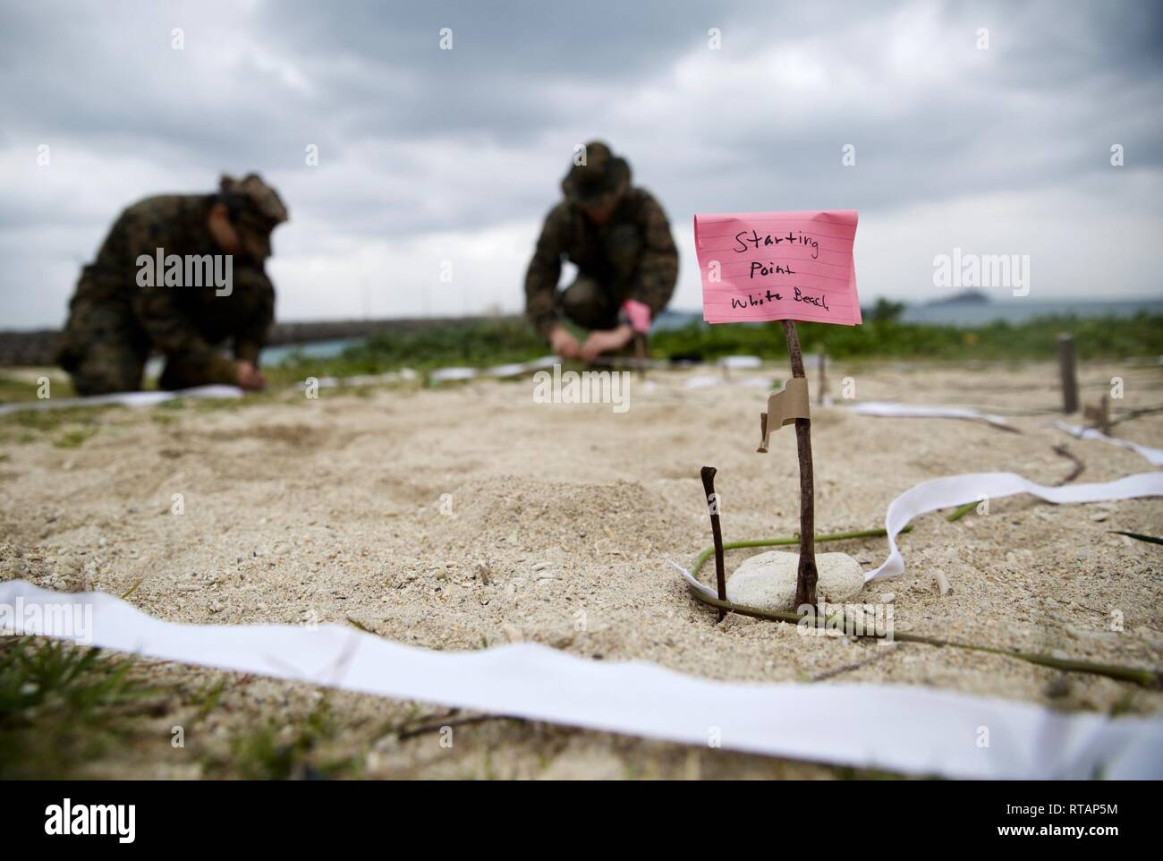 Cpl. Izela Izquierdo e Lance Cpl. Matteo Torres, entrambi i tecnici di munizioni con la lotta contro il battaglione della logistica 31, costruire un modello del terreno durante la simulazione di una Assistance-Disaster umanitario missione di sfiato alla spiaggia bianca di struttura navale, Okinawa, in Giappone, 1 febbraio 2019. Izquierdo, nativo di Dallas, graduata da Townview High School nel maggio del 2015 prima di arruolamento dalla stazione di reclutamento di Dallas nel gennaio 2017. Torres, nativo di Rancho Cucamonga, California, graduata da Rancho Cucamonga High School nel maggio del 2017 prima di arruolamento nel mese di ottobre dello stesso anno. Il bilanciamento del carico dei componenti-31 fornisce la sicurezza, la logistica tran Foto Stock