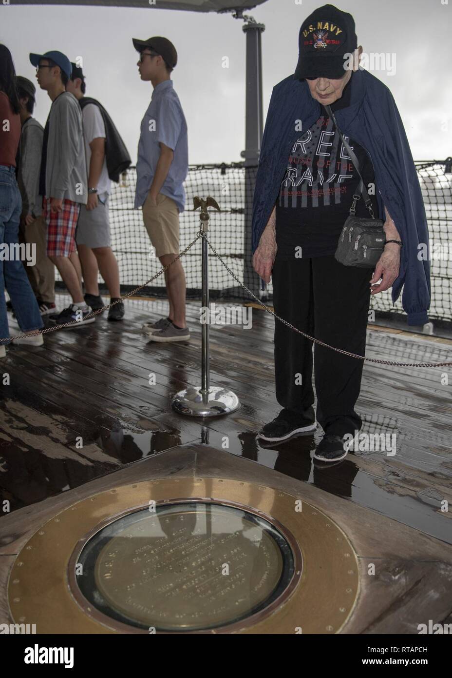 PEARL HARBOR (feb. 01, 2019) Doris Neumann Rixe, una femmina di II Guerra Mondiale Veterani, tours la Corazzata USS Missouri (BB-63) Memorial, 1 febbraio. Rixe arruolati negli Stati Uniti Navy nei primi anni quaranta. Foto Stock