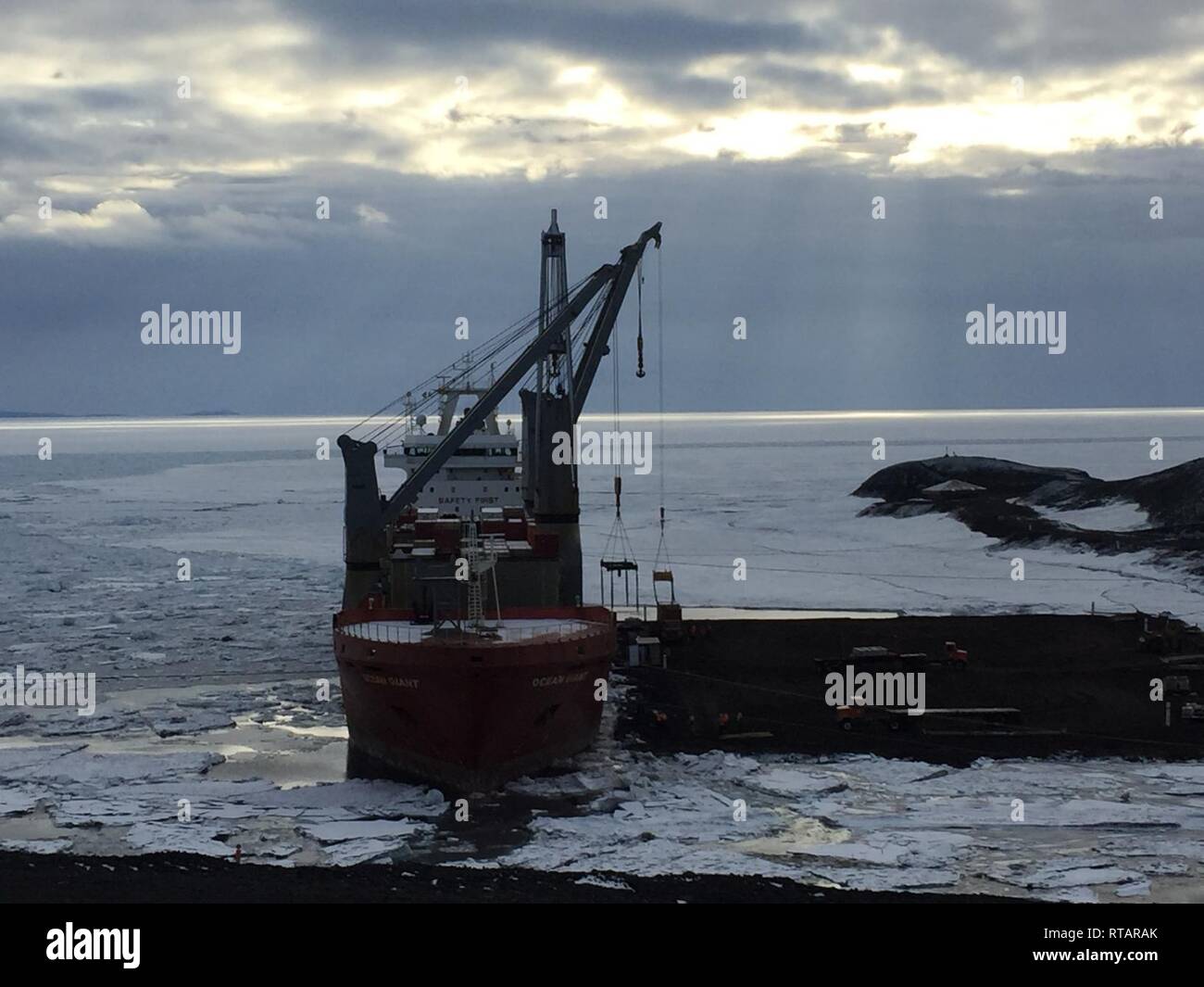 Sealift militare comando-chartered nave portacontainer MV Ocean Giant ha completato correttamente le operazioni di carico in corrispondenza del ghiaccio-molo presso il National Science Foundation di McMurdo Station in Antartide. Il funzionamento è stato parte della MSC annuale della missione di rifornimento a sostegno dell'operazione Deep Freeze, la Joint Task Force il supporto per missione antartide alla NSF-managed U.S. Programma antartico. Foto Stock