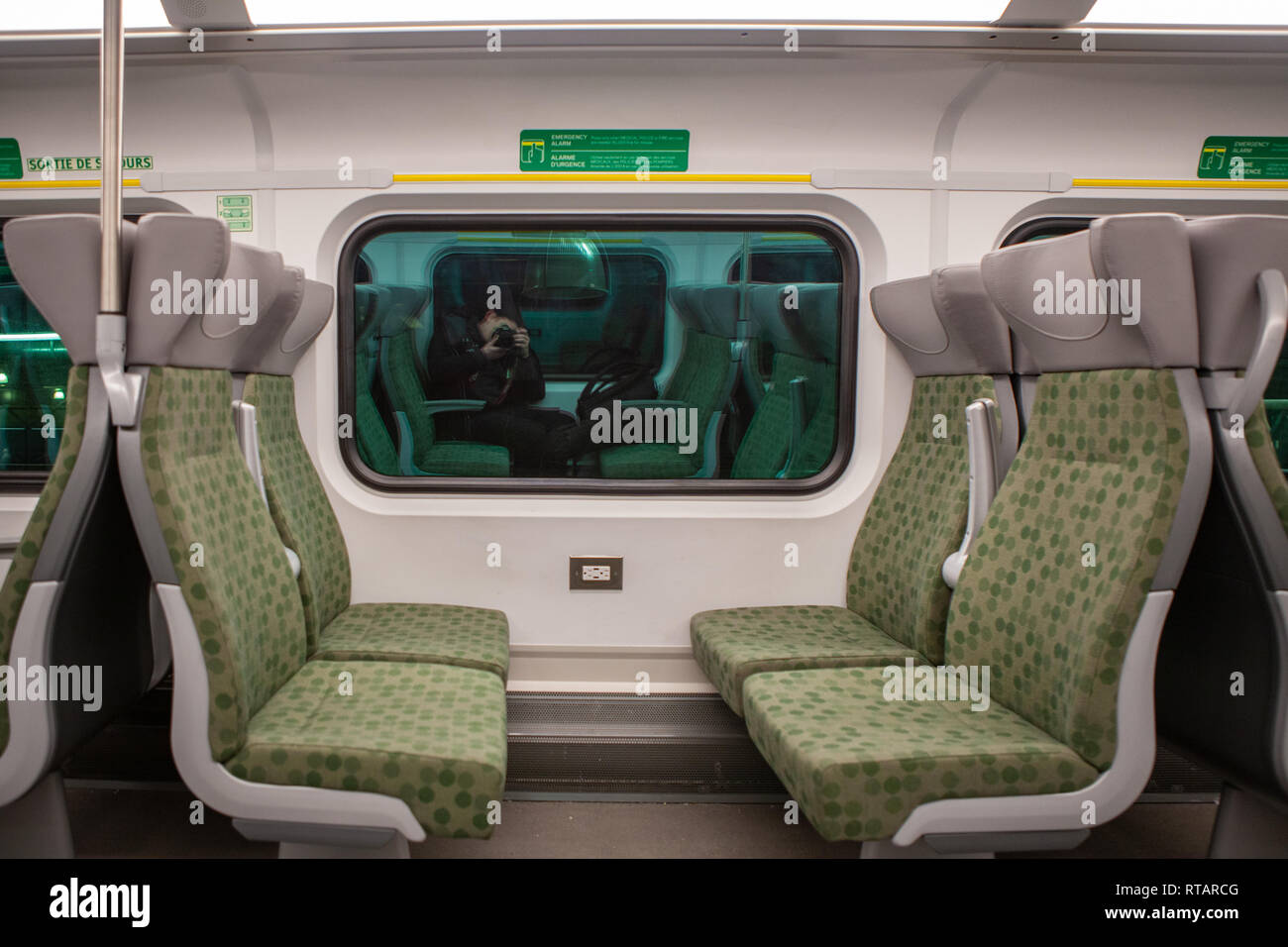 Carri verde della velocità del Toronto andare con il treno alla piattaforma della stazione di unione Foto Stock