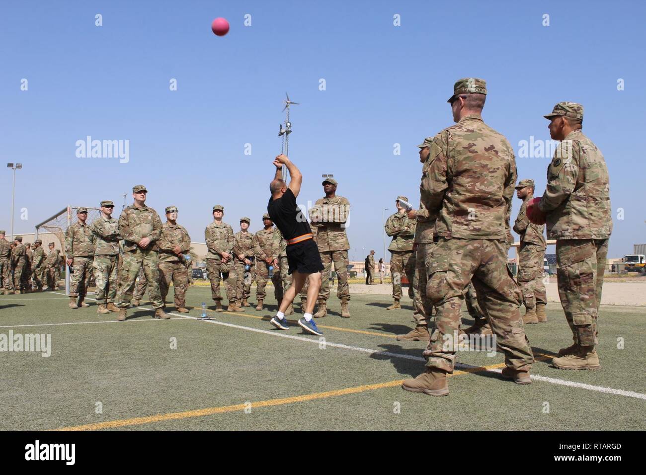 Il comando Sgt. Il Mag. Mario F. Miranda, 1173d installazione e distribuzione supporto battaglione, 595th brigata di trasporto, dimostra la potenza permanente di buttare parte dell'esercito di combattimento Fitness Test presso il Camp Arifjan, Kuwait, 1 febbraio 2019. Foto Stock