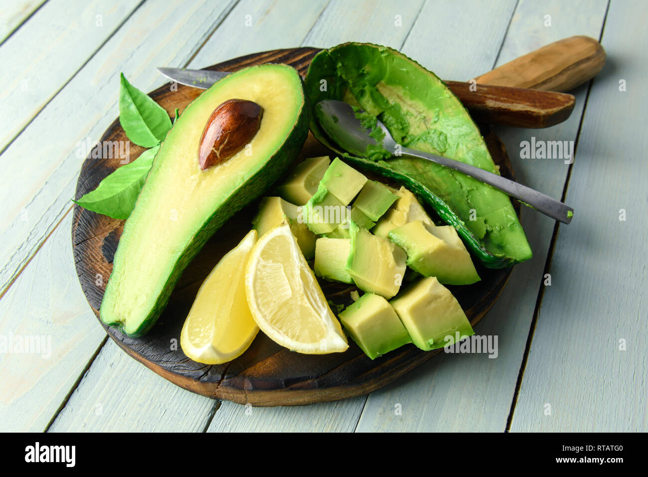 Fresco frutto di avocado su una tavola di legno. Il concetto di mangiare sano. Fotografia di cibo Foto Stock