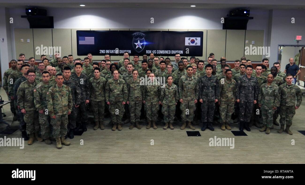 CAMP HUMPHREYS, Repubblica di Corea - più di 100 2a Divisione di Fanteria/ROK-STATI UNITI Divisione combinato soldati stand in corrispondenza della posizione di attenzione durante il primo-mai 2ID Inno Nazionale live-shot da Corea del Sud durante il Super Bowl LIII, con un pubblico previsto di 114 milioni di spettatori, Feb 4 a Freeman Hall. Il 2ID/RUCD è il solo in avanti permanentemente stazionati a divisione combinato dove americani e coreani i soldati servono da lato a lato. Foto Stock