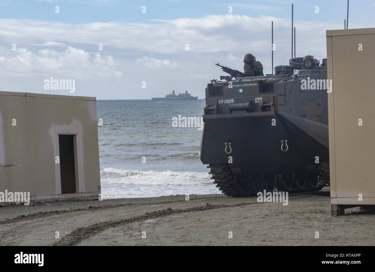 CAMP PENDLETON, California (Feb. 4, 2019) Giappone terra Forza di Autodifesa (JGSDF) soldati con 1° Amphibious Rapid Deployment reggimento, spostare assalto anfibio di veicoli attraverso le azioni urban durante un atterraggio anfibio esercizio per il pugno di ferro 2019, presso gli alberghi degli Stati Uniti Marine Corps base Camp Pendleton, California Esercitare il pugno di ferro è un annuale, formazione multilaterale esercizio dove USA e giapponesi i membri del servizio treno insieme e condividere le tecniche, tattiche e procedure per migliorare la loro complessiva capacità operative. Foto Stock