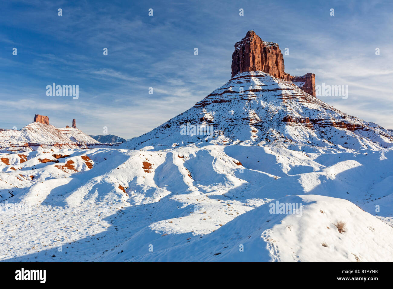 Parriott Mesa coperti in una coltre bianca della neve in castello Valle vicino a Moab, Utah. Foto Stock