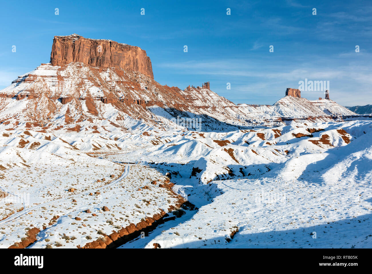 Una immagine panoramica del mesas e torri nella valle del castello su un giorno nevoso vicino a Moab, Utah. Foto Stock