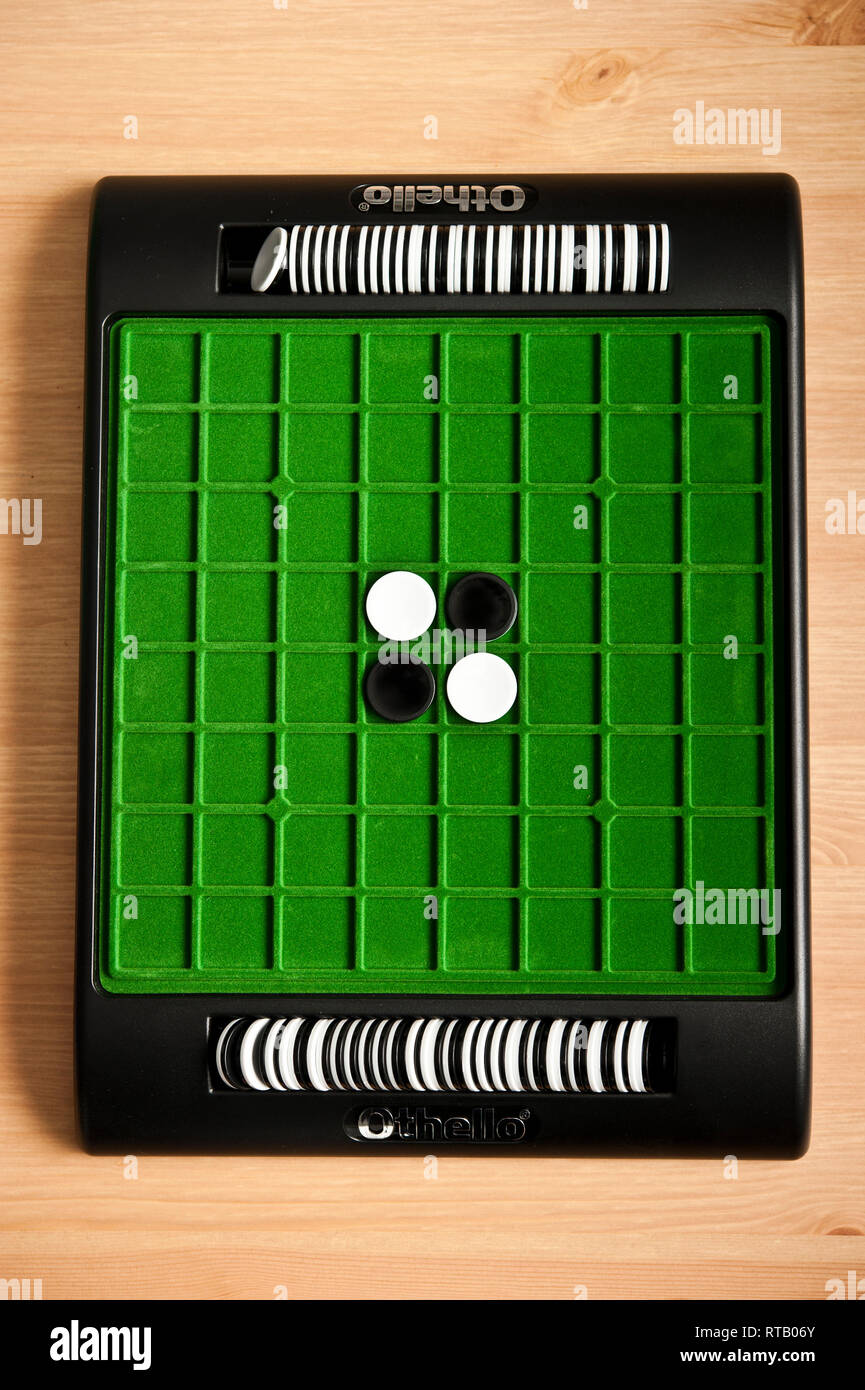 Gioco da tavolo di Othello o Reversi in corrispondenza della posizione di partenza Foto Stock