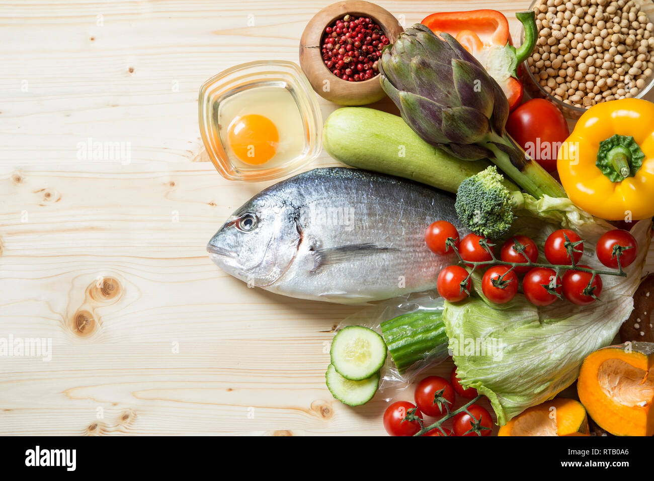 Ingredienti alimentari sul tavolo di legno Foto Stock