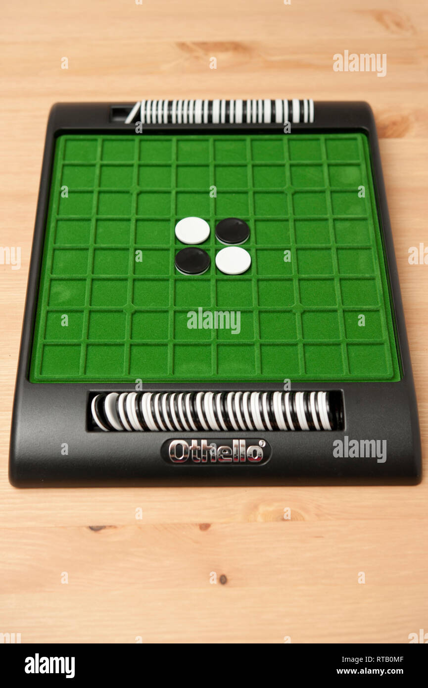 Gioco del bordo di Reversi o Othello in corrispondenza della posizione di partenza Foto Stock