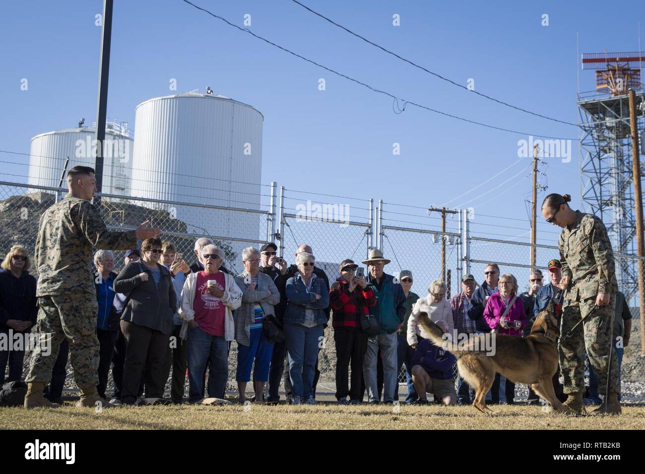 Gli ospiti che partecipano al Marine Corps Air Station (ICM) Yuma Winter Tour osservare una dimostrazione del percorso ad ostacoli, il Marine Corps Arti Marziali programma (MCMAP), ordinanza sugli esplosivi rilevamento (EOD), e un militare di cane da lavoro di dimostrazione in varie posizioni su ICM Yuma, Ariz., 6 febbraio 2019. Col. David A. Suggs, la stazione comandante, riprende il tour nel 2018 per rafforzare il rapporto con la comunità esterna e dare loro la possibilità di vedere ciò che i Marines a bordo della stazione d'aria. Foto Stock