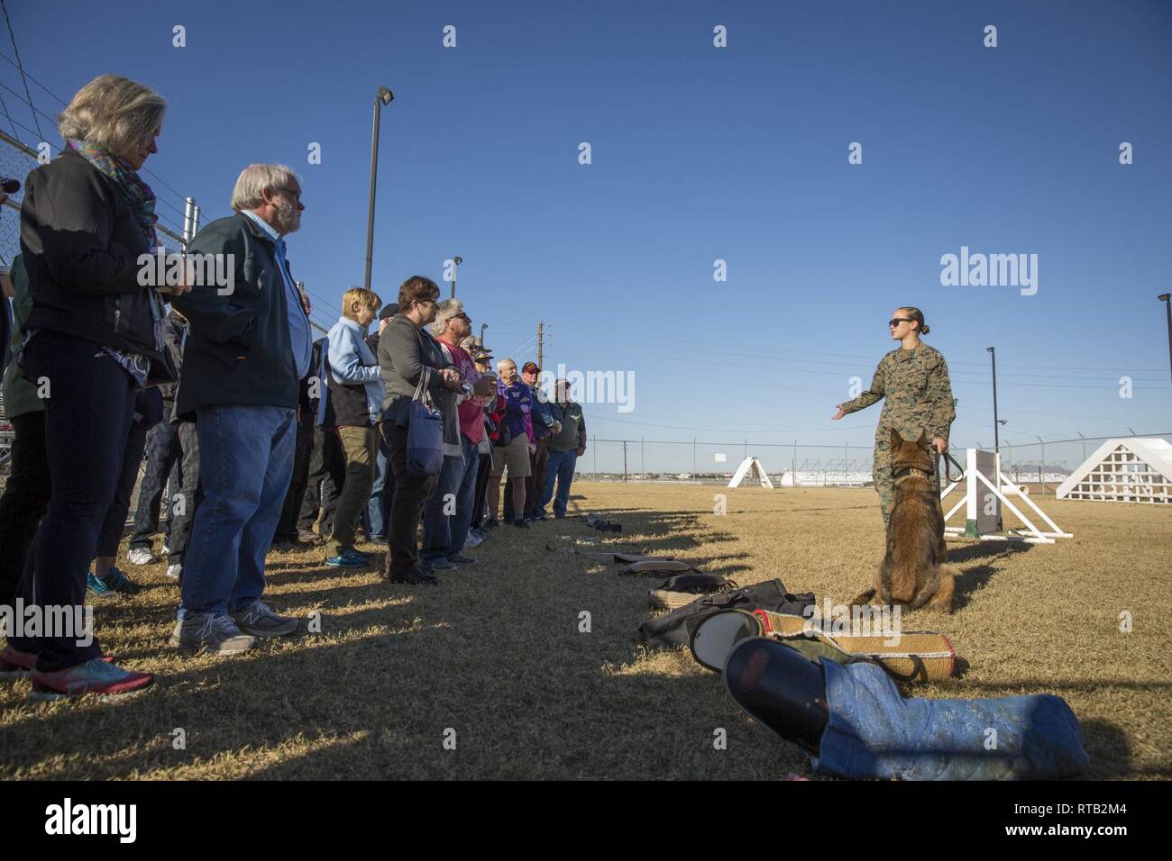 Gli ospiti che partecipano al Marine Corps Air Station (ICM) Yuma Winter Tour osservare una dimostrazione del percorso ad ostacoli, il Marine Corps Arti Marziali programma (MCMAP), ordinanza sugli esplosivi rilevamento (EOD), e un militare di cane da lavoro di dimostrazione in varie posizioni su ICM Yuma, Ariz., 6 febbraio 2019. Col. David A. Suggs, la stazione comandante, riprende il tour nel 2018 per rafforzare il rapporto con la comunità esterna e dare loro la possibilità di vedere ciò che i Marines a bordo della stazione d'aria. Foto Stock