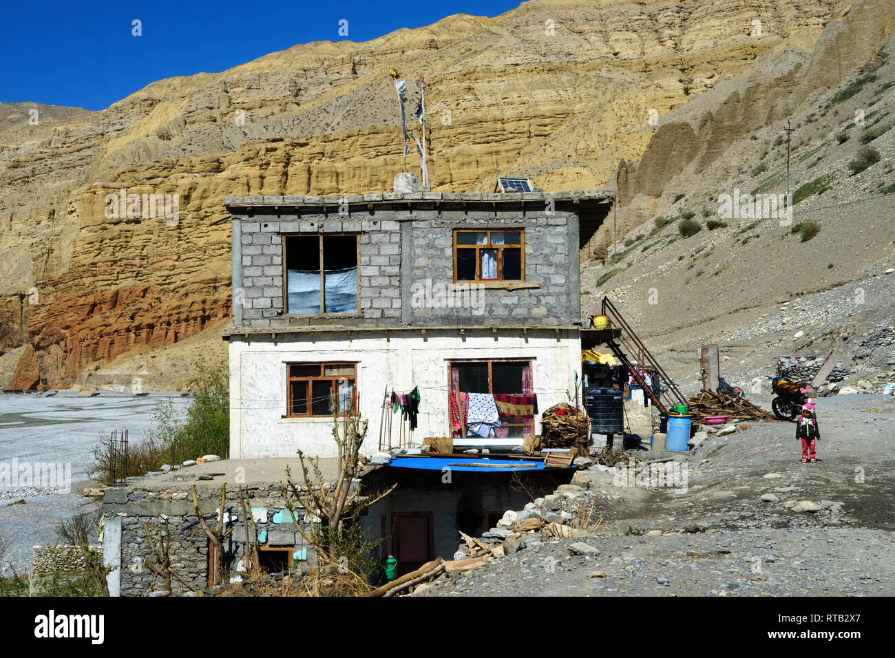 A tre piani di casa sulla riva del fiume a secco di Kali Gandaki River, Chuksang, Mustang Superiore regione, Nepal. Foto Stock