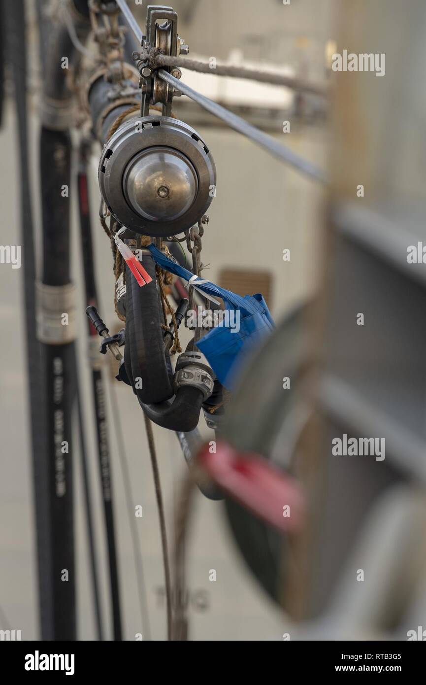 Mare delle Filippine (feb. 06, 2019) una sonda di rifornimento di carburante proviene tutta da USNS Wally Schirra (T-AKE 8) per rifornire la Arleigh Burke-class guidato-missile destroyer USS Preble (DDG 88) durante un per il rifornimento in mare. Preble è distribuito negli Stati Uniti il 7 flotta area di operazioni a sostegno della sicurezza e della stabilità nella regione Indo-Pacifico. Foto Stock