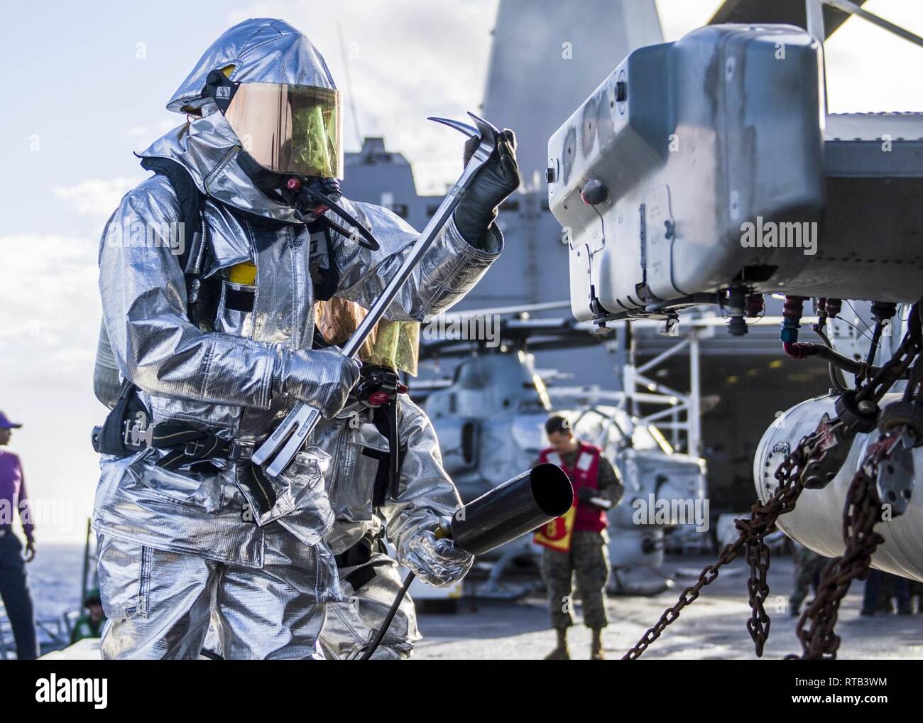 Oceano Pacifico (feb. 6, 2019) di aviazione di Boatswain Mate (manipolazione) 3° di classe Federico Medina, da Delano, California, ricerche per simulazione di hot spot durante un ponte di volo drill incendio a bordo della San Antonio-classe di trasporto anfibio dock nave USS ancoraggio (23 LPD) mentre su una distribuzione dell'Essex anfibio gruppo pronto (ARG) e xiii Marine Expeditionary Unit (MEU). L'Essex ARG/XIII MEU è un capace e letale Navy-Marine Corps team distribuiti per la 7a flotta area di operazioni a sostegno della stabilità regionale, rassicurare partner ed alleati e mantenere una presenza postured per rispondere a qualsiasi c Foto Stock