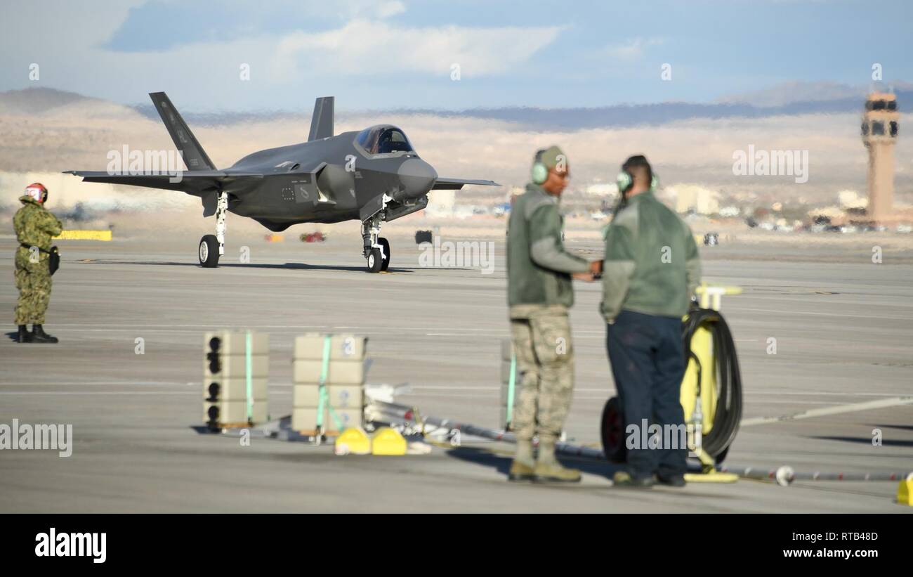 Un F-35un fulmine II jet da combattimento assegnato al 388 Fighter Wing il 4° Fighter Squadron taxi durante la bandiera rossa 19-1, Nelllis Air Force Base, Nev., 6 febbraio 2019. I piloti e i manutentori dal 388 Fighter Wing il 4° Fighter Squadron e quarta la manutenzione degli aeromobili sono unità che partecipano a bandiera rossa 19-1 a Nellis AFB, Nevada. Questo è l'ala della seconda bandiera rossa con la F-35A, America è più avanzata multi-ruolo fighter, che porta a cambiare il gioco stealth, letalità e interoperabilità per il moderno campo di battaglia. Bandiera rossa è la Air Force del premier esercizio di combattimento e comprende le unità da acros Foto Stock