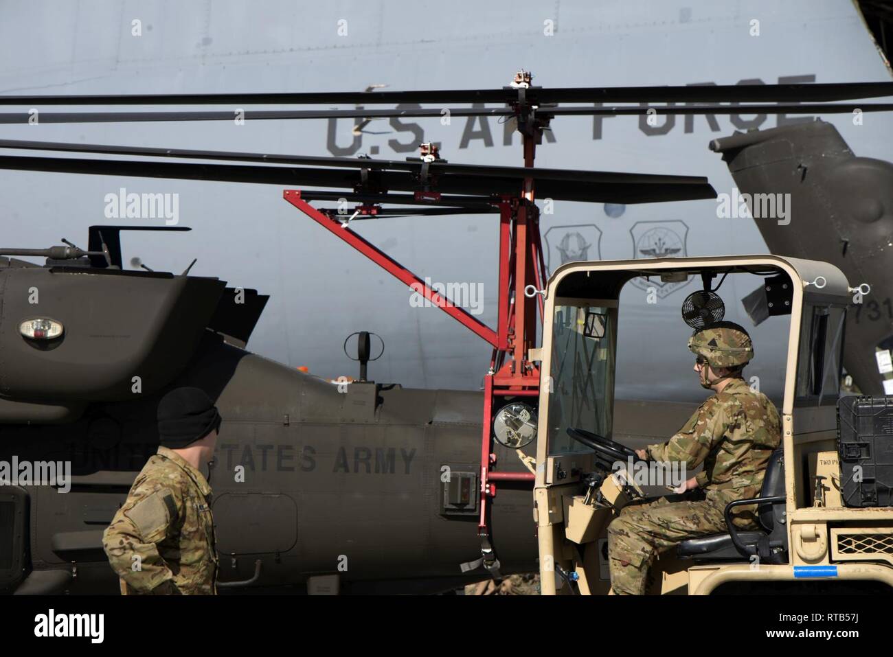 Avieri, soldati, e preparare il personale per caricare elicotteri Apache in un C-5 a Bagram Airfield, Afghanistan, nel febbraio 7, 2019. Il 455th Air Expeditionary Wing è composto da più di 2.100 aviatori si trova a Bagram, Jalalabad e Kandahar aerodromi. Foto Stock