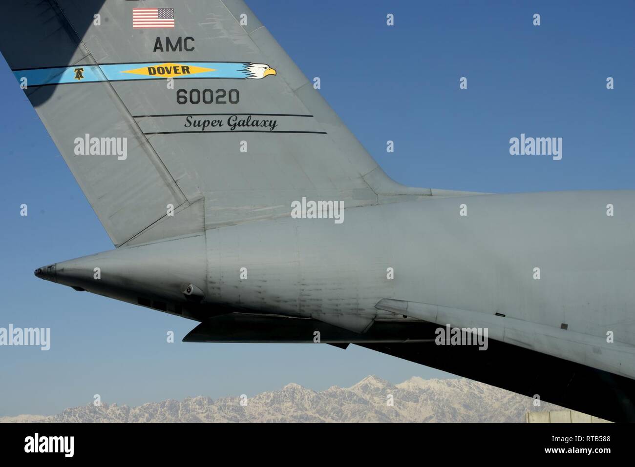Avieri, soldati, e preparare il personale per caricare elicotteri Apache in un C-5 a Bagram Airfield, Afghanistan, nel febbraio 7, 2019. Il 455th Air Expeditionary Wing è composto da più di 2.100 aviatori si trova a Bagram, Jalalabad e Kandahar aerodromi. Foto Stock