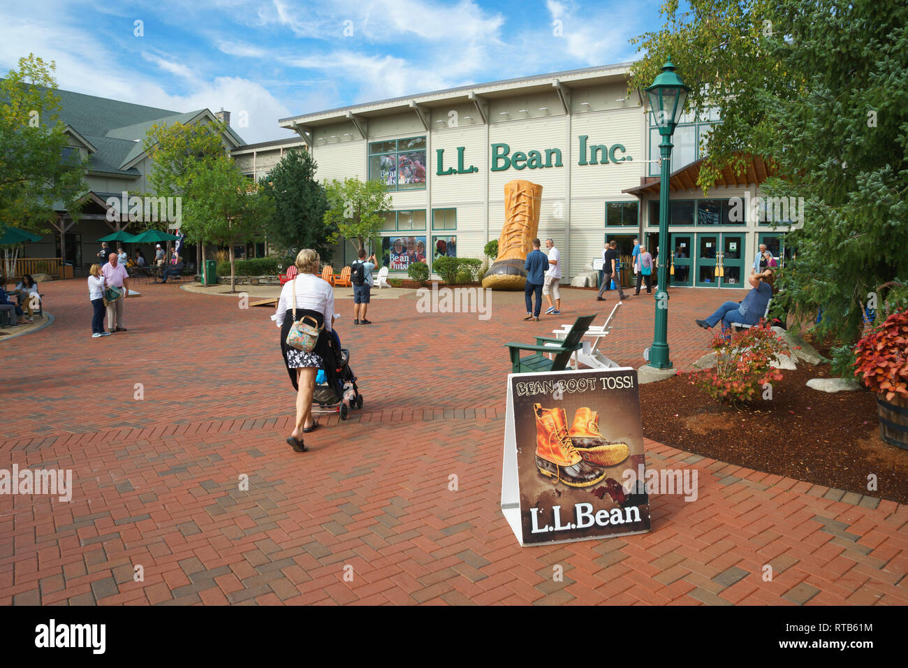 Esterno del LL Bean all'esterno del negozio di apparecchiature in Freeport, Maine, Stati Uniti d'America. Foto Stock