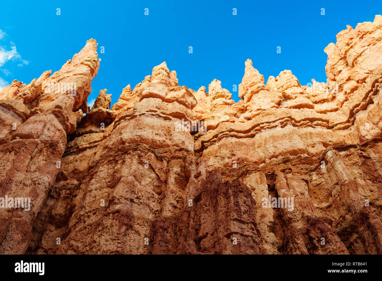 Colorato eroso sansdstone formazione contro un profondo cielo blu nel Parco Nazionale di Bryce Canyon, Utah, Stati Uniti d'America. Foto Stock