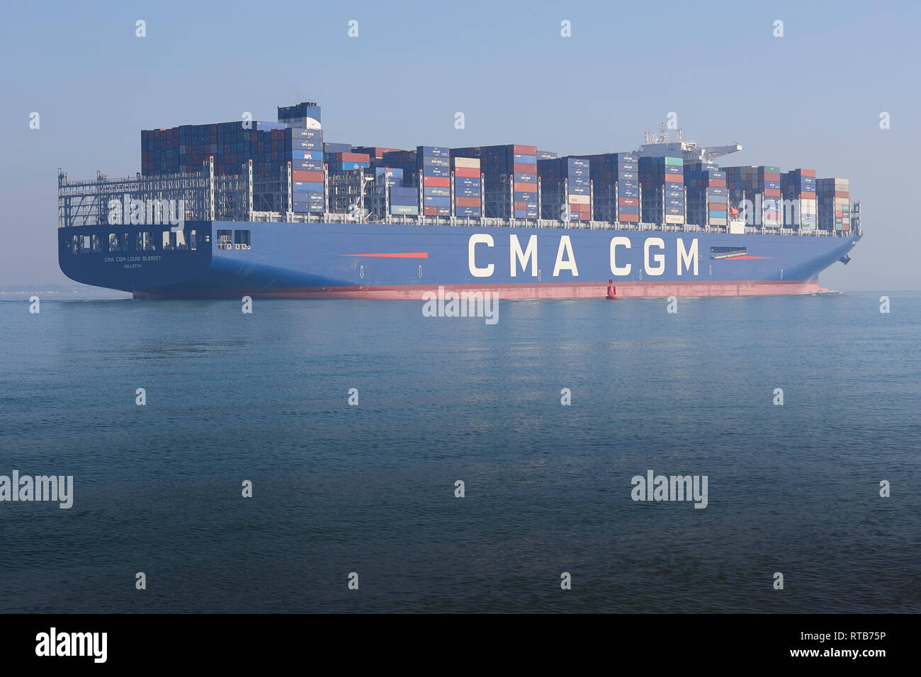 400 metri, Ultra-Large nave portacontainer CMA CGM Louis Bleriot, con partenza dal Porto di Southampton, Regno Unito, in rotta verso Dunkerque, Francia. Foto Stock