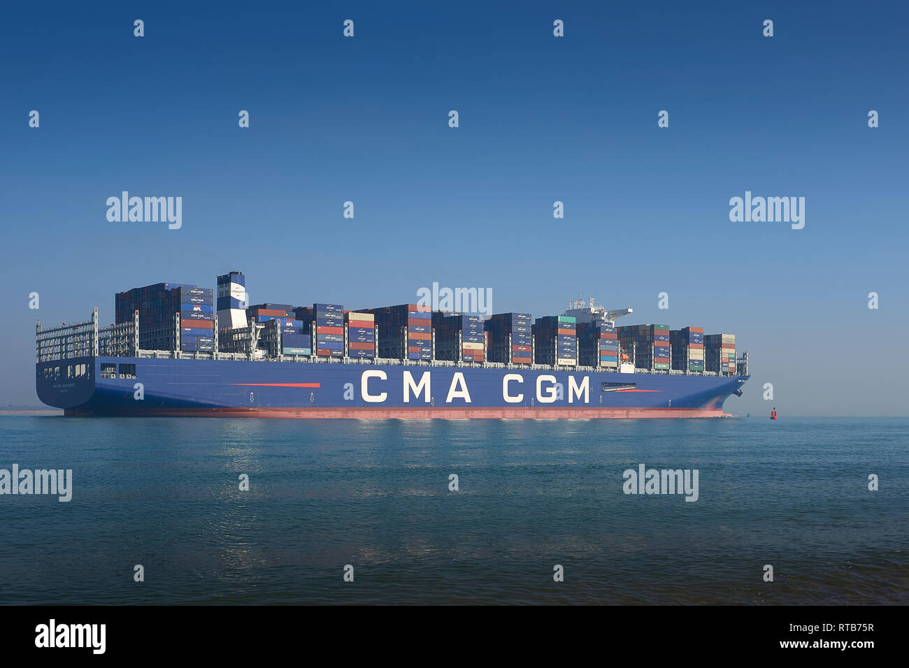 400 metri, Ultra-Large nave portacontainer CMA CGM Louis Bleriot, con partenza dal Porto di Southampton, Regno Unito, in rotta verso Dunkerque, Francia. Foto Stock