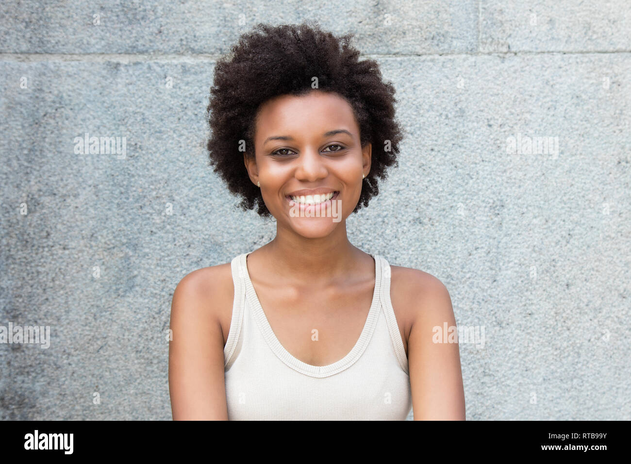 Ritratto di African American giovane donna adulta all'aperto in estate Foto Stock