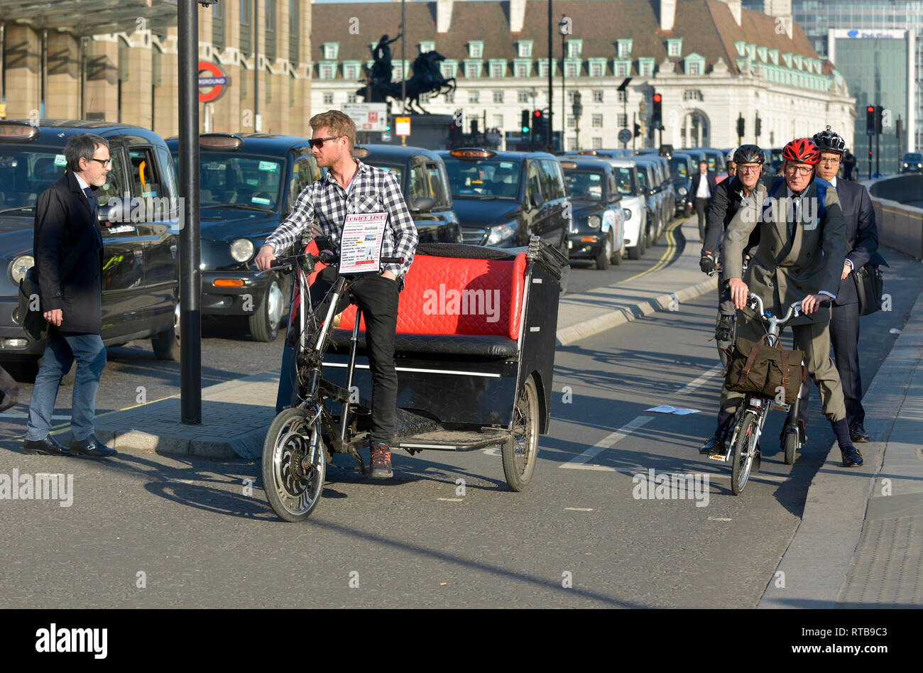 Londra, Inghilterra, Regno Unito. Protesta dei taxi sul Westminster Bridge (contro il sindaco di prevede di vietare i taxi dalla corsia di circolazione degli autobus) ciclista e driver rickshaw nel ciclo la Foto Stock
