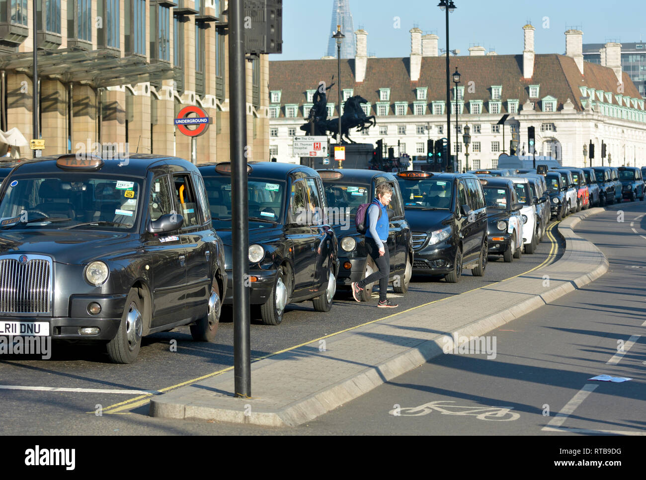 Londra, Inghilterra, Regno Unito. Protesta dei taxi sul Westminster Bridge (contro il sindaco di prevede di vietare i taxi dalla corsia di circolazione degli autobus) Foto Stock