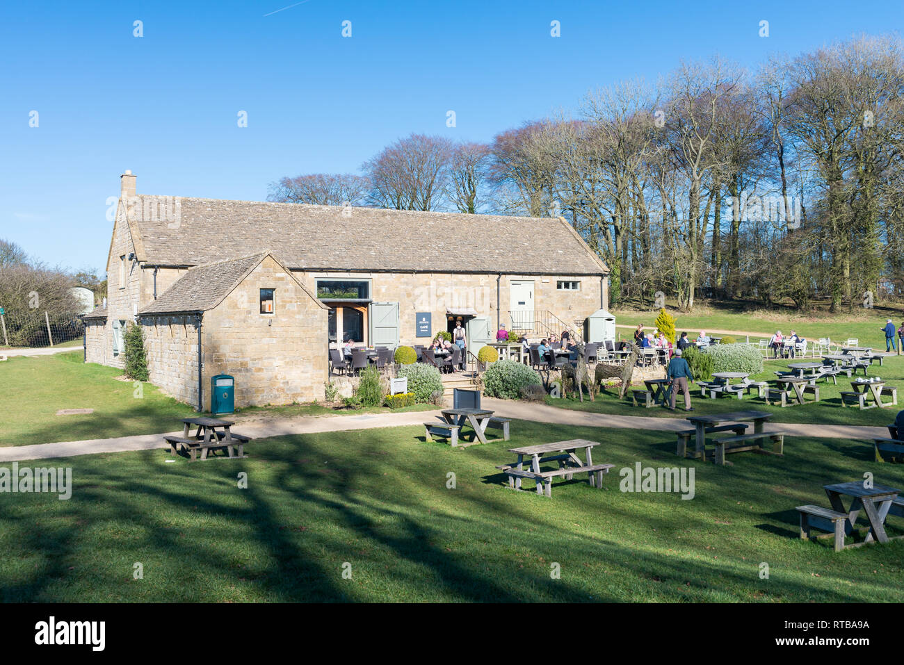 Morris e brown cafè a torre di Broadway in Worcestershire che è un Capability Brown della follia che è la più alta torre in Cotswolds. Foto Stock