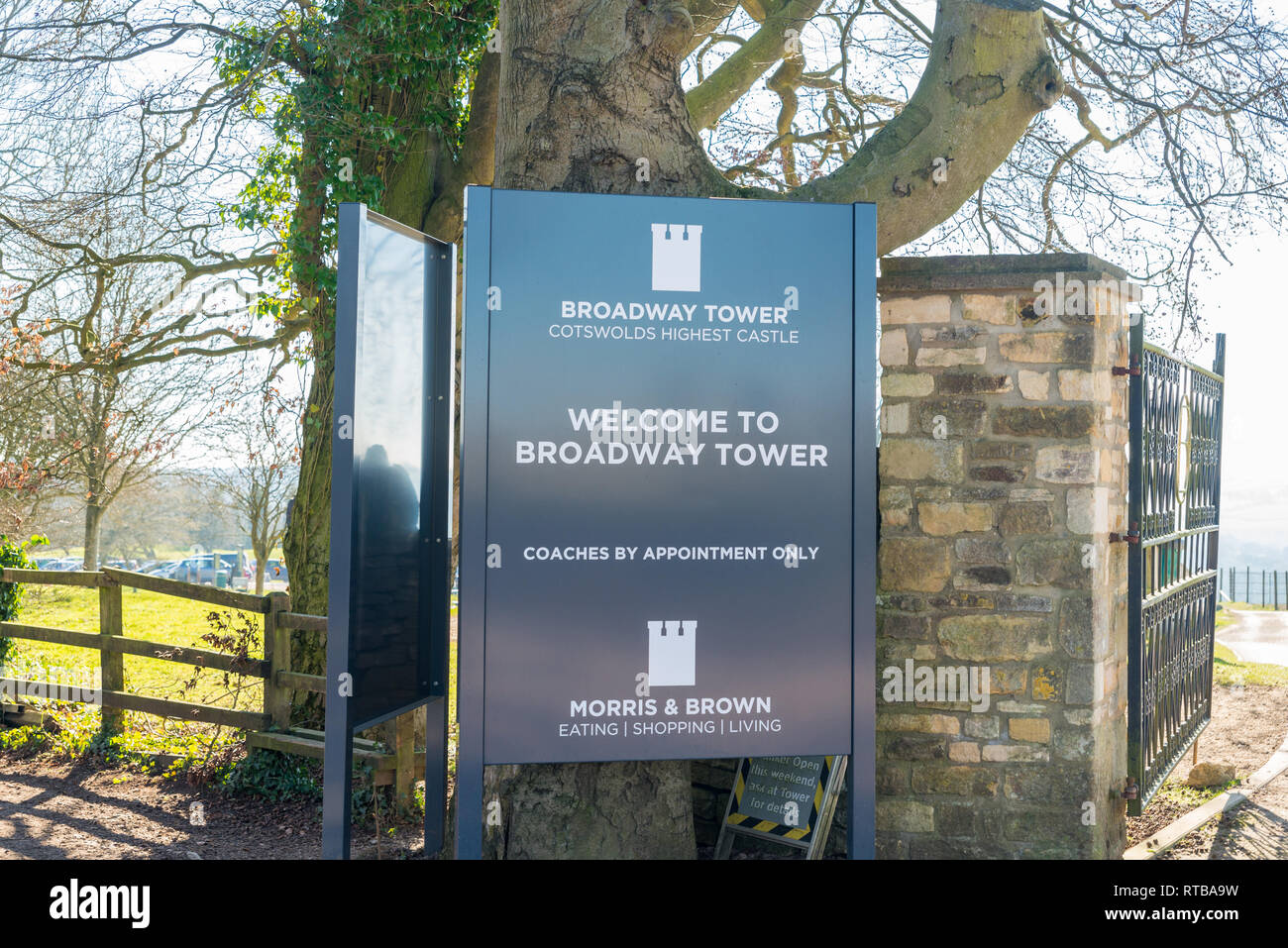 Segno in ingresso alla Torre di Broadway in Worcestershire che è è un Capability Brown della follia che è la più alta torre in Cotswolds. Foto Stock